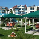 Riviera Complex 6 酒店 *