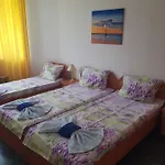 Riviera Complex 6 酒店 *