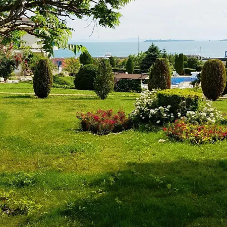 Riviera Complex 6 *